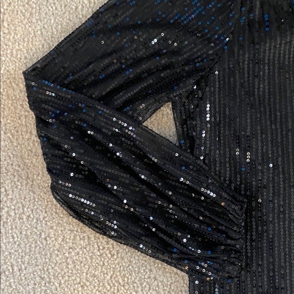 2X. DILLARDS SEQUIN FABRICATION LONG SLEEVED DRESS - Picture 5 of 10